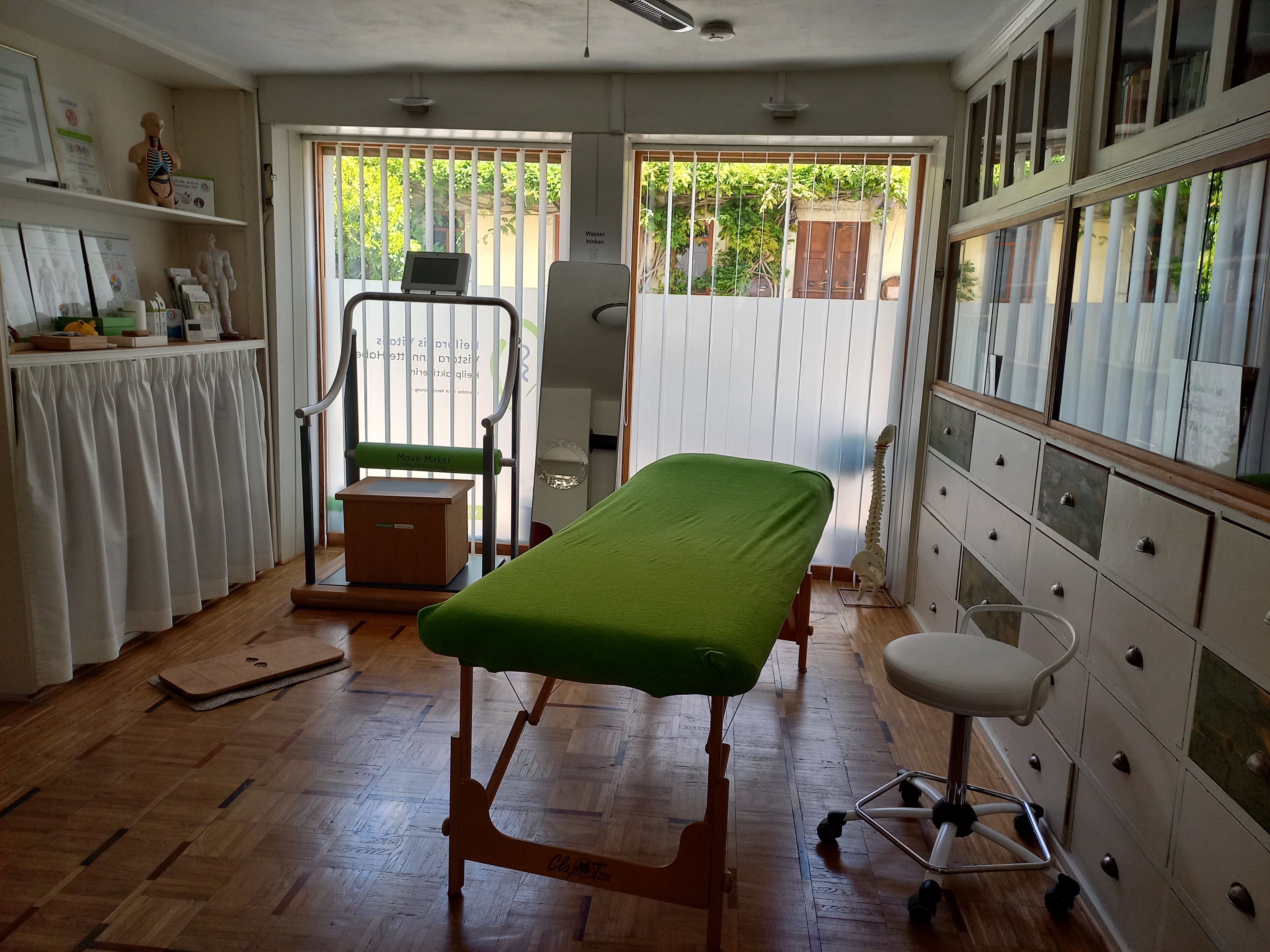 Heilpraktiker - Praxisinnenraum mit Behandlungstisch und Movemaker - Heilpraxis Vitalis - Vistara Annette Habel Heilpraktikerin