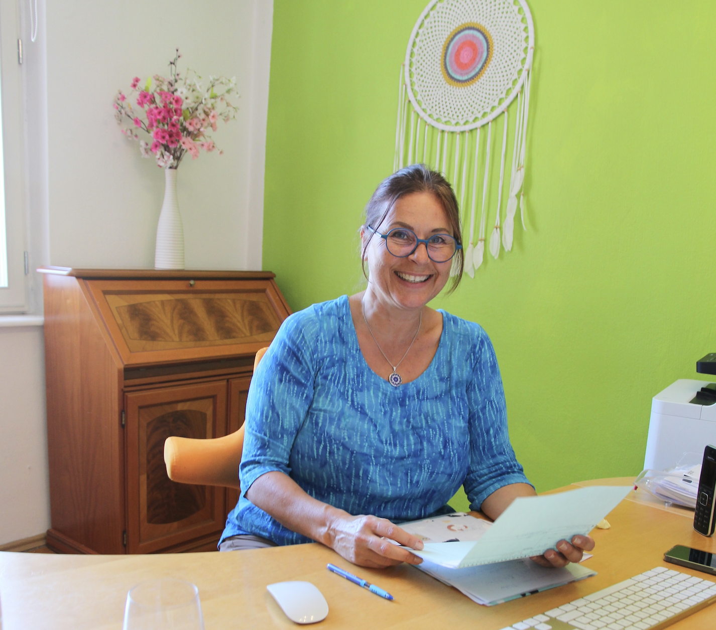 Heilpraktiker - Iris Naumann im Sprechzimmer - Iris Naumann