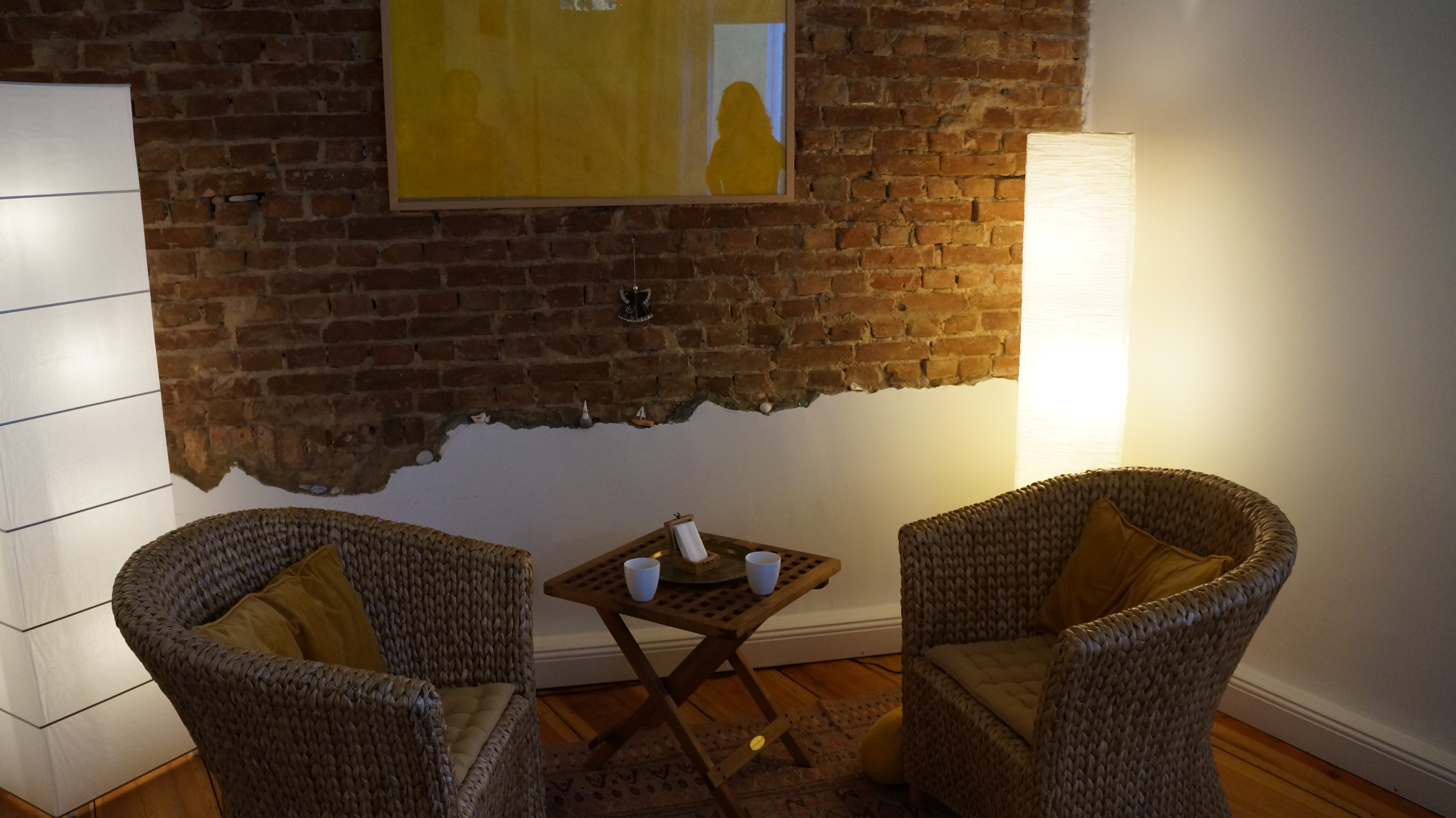 Heilpraktiker finden - Muskeln & Gelenke: Verspannungen - Sitzecke in der Praxis - Celia Schönstedt