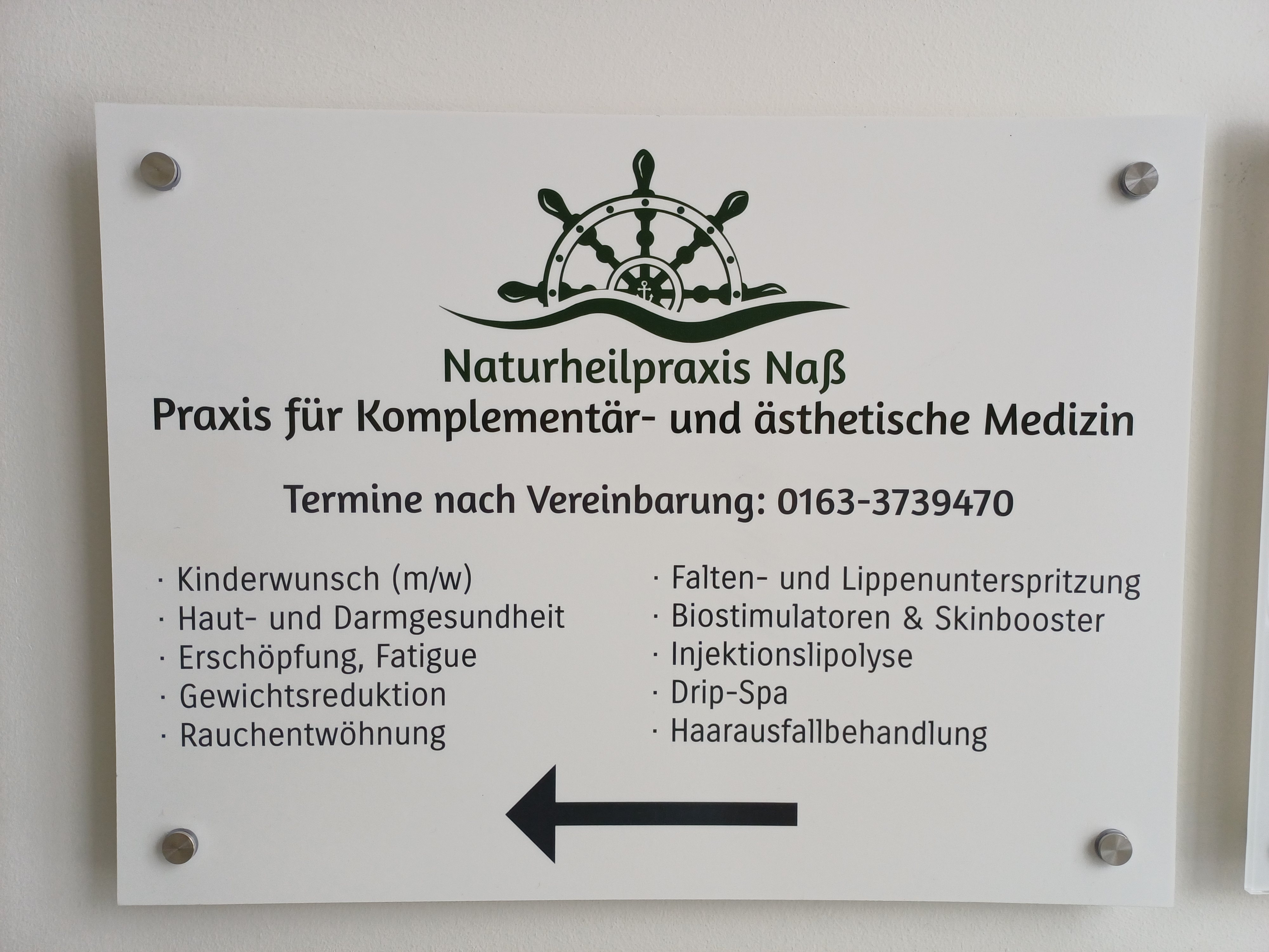 Heilpraktiker: Wegweiser zur Praxis im 1. OG - Naturheilpraxis Naß, Jessica Naß