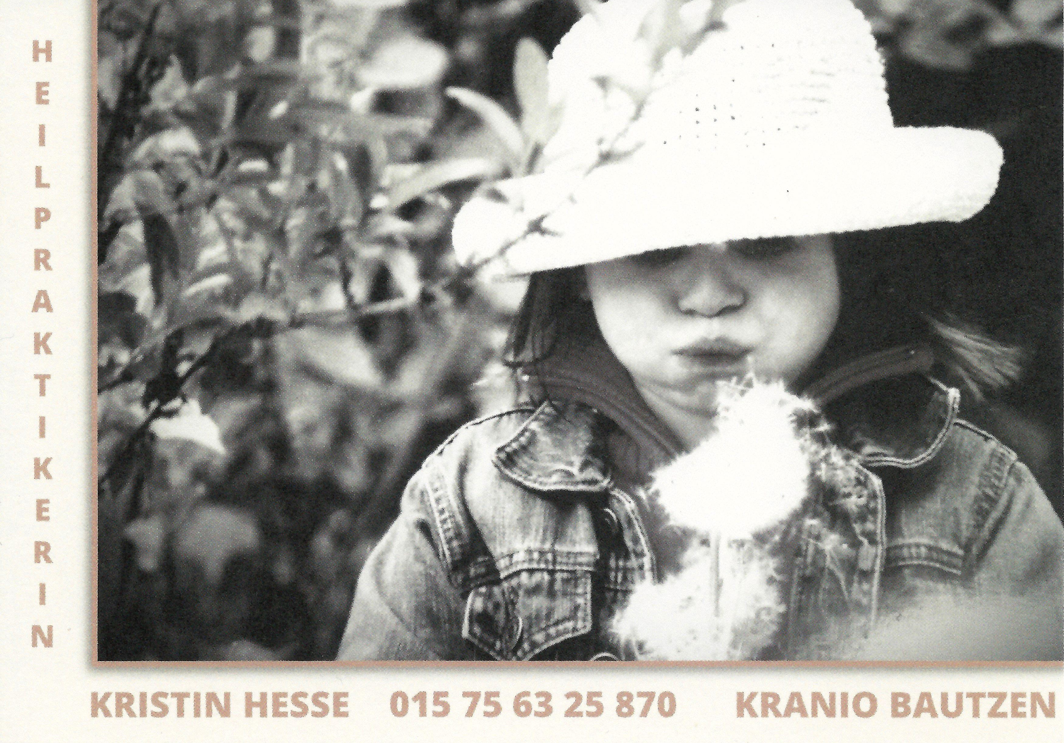 Heilpraktiker finden - Therapieschwerpunkte: Migräne und chronische Kopfschmerzen - Kleines Mädchen mit Pusteblumenstrauß in den Händen - Kranio Bautzen - Heilpraktikerin Kristin Hesse