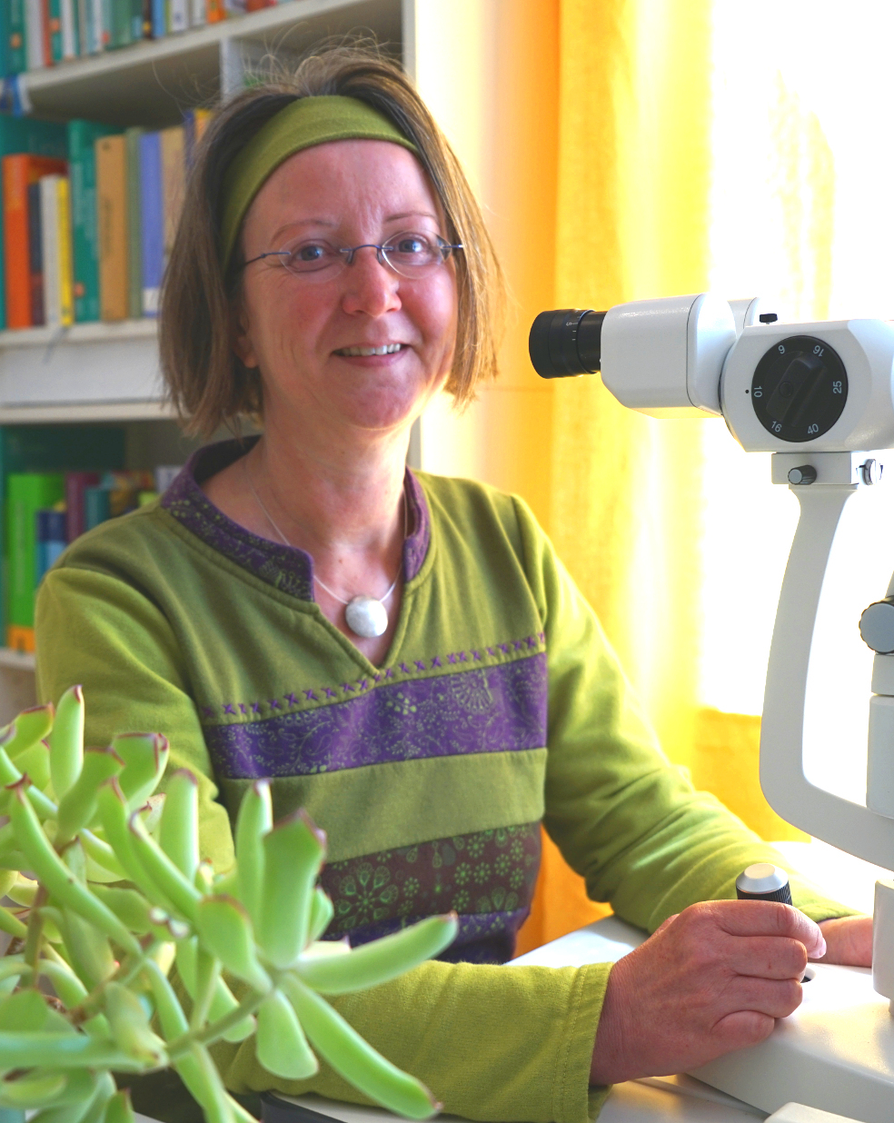 Heilpraktiker finden - Sprache: Englisch - Heilpraktikerin Kirsten Burmeister am Irismikroskop - Plön - Kirsten Burmeister